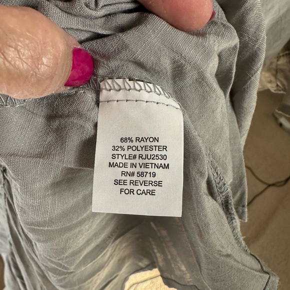 Grey ruffled top, sz medium NWT Camille & Co v-neck NEW long top - Picture 6 of 7